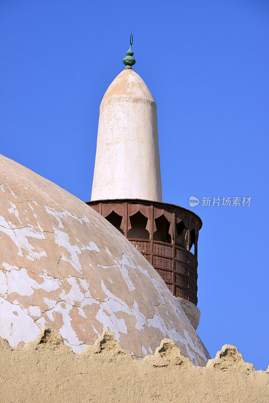 沙特阿拉伯，Al-Ahsa绿洲，易卜拉欣城堡，Qubbah / Ali Pasha清真寺的圆顶和尖塔